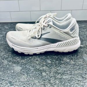 Brooks Adrenaline GTS 22 size 9.5